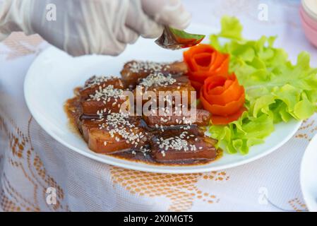 Nahaufnahme zu geschmortem Schweinebauch in Schüssel Stockfoto