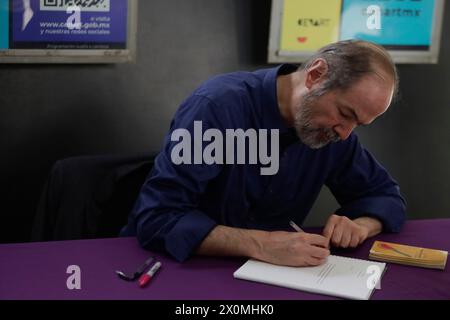 Mexiko-Stadt, Mexiko. April 2024. Juan Villoro unterschreibt Bücher im National Center for the Arts in Mexiko-Stadt, anlässlich der Bekanntgabe seines Werkes Hotel Nirvana, das er unter der Leitung von Antonio Castro schrieb. (Foto: Gerardo Vieyra/NurPhoto)0 Credit: NurPhoto SRL/Alamy Live News Stockfoto