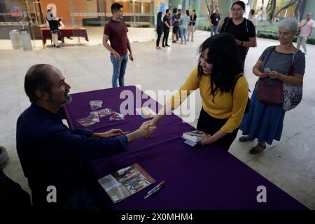 Mexiko-Stadt, Mexiko. April 2024. Juan Villoro unterschreibt Bücher im National Center for the Arts in Mexiko-Stadt, anlässlich der Bekanntgabe seines Werkes Hotel Nirvana, das er unter der Leitung von Antonio Castro schrieb. (Foto: Gerardo Vieyra/NurPhoto)0 Credit: NurPhoto SRL/Alamy Live News Stockfoto