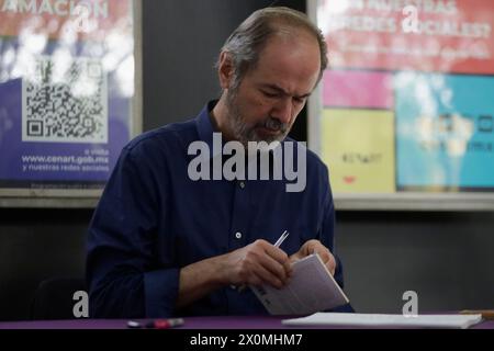 Mexiko-Stadt, Mexiko. April 2024. Juan Villoro unterschreibt Bücher im National Center for the Arts in Mexiko-Stadt, anlässlich der Bekanntgabe seines Werkes Hotel Nirvana, das er unter der Leitung von Antonio Castro schrieb. (Foto: Gerardo Vieyra/NurPhoto)0 Credit: NurPhoto SRL/Alamy Live News Stockfoto