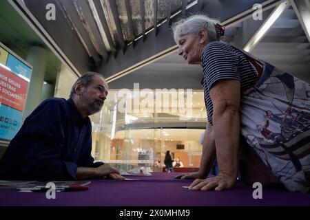 Mexiko-Stadt, Mexiko. April 2024. Juan Villoro unterschreibt Bücher im National Center for the Arts in Mexiko-Stadt, anlässlich der Bekanntgabe seines Werkes Hotel Nirvana, das er unter der Leitung von Antonio Castro schrieb. (Foto: Gerardo Vieyra/NurPhoto)0 Credit: NurPhoto SRL/Alamy Live News Stockfoto