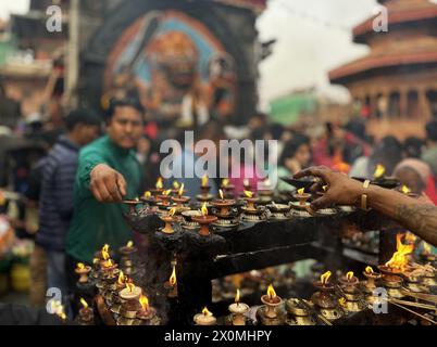 13. April 2024: Nepali beten am 13. April 2024 in Kathmandu, Nepal, in Kal Bhairav zum nepalesischen Neujahrsfest. Nepalesische Menschen besuchen religiöse Orte, um das neue Jahr zu feiern und Frieden, Wohlstand und Glück der Familie und der Welt zu wünschen. (Kreditbild: © Sunil Sharma/ZUMA Press Wire) NUR REDAKTIONELLE VERWENDUNG! Nicht für kommerzielle ZWECKE! Stockfoto