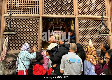 13. April 2024: Nepali versammeln sich, um am 13. April 2024 in Swet Bhairav zu beten, um das nepalesische Neujahrsfest in Kathmandu, Nepal, zu feiern. Nepalesische Menschen besuchen religiöse Orte, um das neue Jahr zu feiern und Frieden, Wohlstand und Glück der Familie und der Welt zu wünschen. (Kreditbild: © Sunil Sharma/ZUMA Press Wire) NUR REDAKTIONELLE VERWENDUNG! Nicht für kommerzielle ZWECKE! Stockfoto