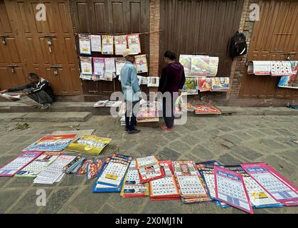 Am 13. April 2024 verkaufen Menschen Neujahrskalender zu nepalesischen Neujahrsfeiern auf einem Markt in Kathmandu, Nepal am 13. April 2024. Nepalesische Menschen besuchen religiöse Orte, um das neue Jahr zu feiern und Frieden, Wohlstand und Glück der Familie und der Welt zu wünschen. (Kreditbild: © Sunil Sharma/ZUMA Press Wire) NUR REDAKTIONELLE VERWENDUNG! Nicht für kommerzielle ZWECKE! Stockfoto