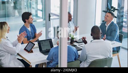 Ärzte, Krankenschwestern oder Bürositzungen Applaus für medizinische, Event- oder b2b-Onboarding-Feier. Gesundheit, Erfolg und Teamklatschen für Nachrichten oder Alzheimer Stockfoto