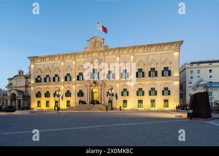 Valletta, Malta, 03. April 2024. Außenansicht des Hotelgebäudes von Kastilien, heute Sitz des Premierministers der maltesischen Regierung im Stadtzentrum Stockfoto