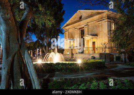 Valletta, Malta, 03. April 2024, nächtlicher Blick auf den oberen Barrakka-Brunnen in der SS-Bastion Peter und Paul Stockfoto