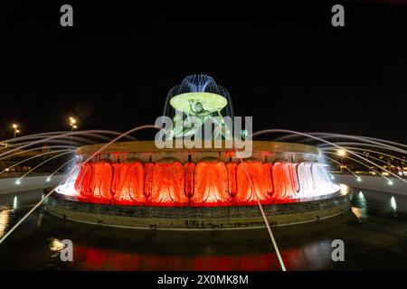 Valletta, Malta, 03. April 2024. Der Brunnen der Tritons im historischen Zentrum der Stadt bei Nacht Stockfoto