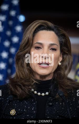 Washington, Usa. April 2024. Die US-Repräsentantin Maria Elvira Salazar (Republikanerin von Florida) nimmt an einer Pressekonferenz im Kapitol der Vereinigten Staaten in Washington, DC, USA, am Mittwoch, 10. April, Teil. 2024. Foto: Rod Lamkey/CNP/ABACAPRESS.COM Credit: abaca Press/Alamy Live News Stockfoto