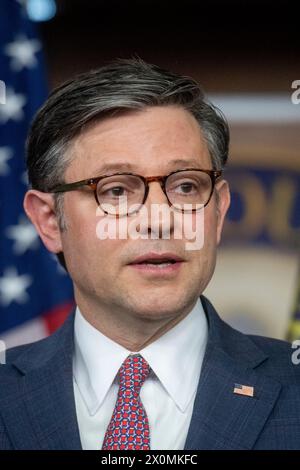 Washington, Usa. April 2024. Der Sprecher des US-Repräsentantenhauses Mike Johnson (Republikaner von Louisiana) nimmt an einer Pressekonferenz im Kapitol der Vereinigten Staaten in Washington, DC, USA, am Mittwoch, den 10. April, Teil. 2024. Foto: Rod Lamkey/CNP/ABACAPRESS.COM Credit: abaca Press/Alamy Live News Stockfoto