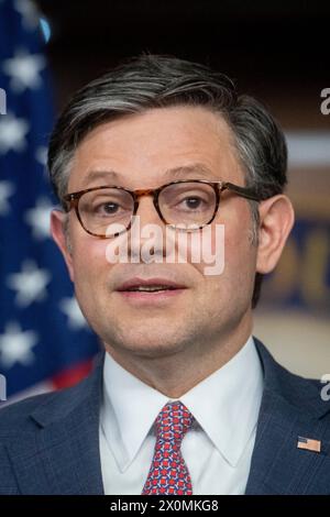 Washington, Usa. April 2024. Der Sprecher des US-Repräsentantenhauses Mike Johnson (Republikaner von Louisiana) nimmt an einer Pressekonferenz im Kapitol der Vereinigten Staaten in Washington, DC, USA, am Mittwoch, den 10. April, Teil. 2024. Foto: Rod Lamkey/CNP/ABACAPRESS.COM Credit: abaca Press/Alamy Live News Stockfoto