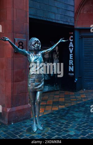 England, Liverpool - 28. Dezember 2023: Cilia Black Statue vor dem ursprünglichen Cavern Club in der Mathew Street. Stockfoto