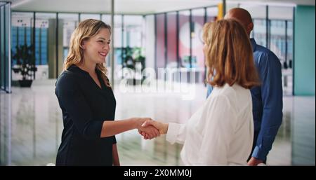 Verschiedene Geschäftsleute Schütteln Die Hände. Gruppenhandshake Stockfoto