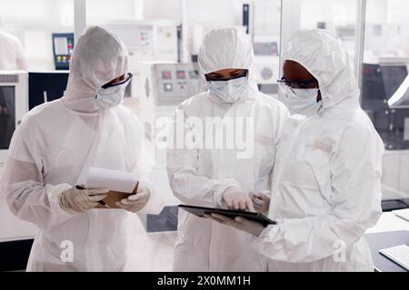Weibliche Ingenieurin, die OSHA-Inspektionen in Sterilfabriken durchführt Stockfoto