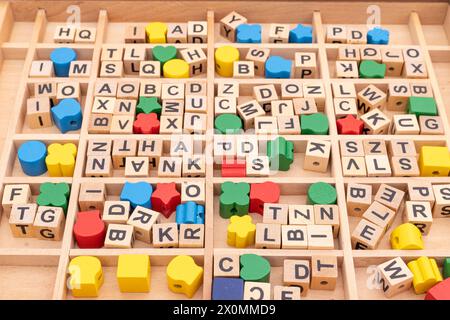 Holzwürfel mit Alphabeten pädagogische Spielzeugblöcke in einer Box-Nahaufnahme. Stockfoto
