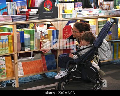 Paris, Frankreich. April 2024. Besucher besuchen das Pariser Buchfestival 2024 in Paris, Frankreich, am 12. April 2024. Das Buchfestival wurde am Freitag eröffnet und dauert drei Tage hier. Quelle: Gao Jing/Xinhua/Alamy Live News Stockfoto