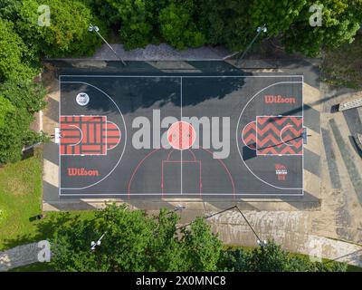 Luftaufnahme von oben, mit Blick direkt nach unten auf das Basketballfeld des Hulme Park in Manchester, Großbritannien Stockfoto