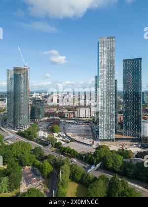 Luftaufnahme des Basketballplatzes Hulme Park in Manchester, Großbritannien mit Wolkenkratzern dahinter Stockfoto