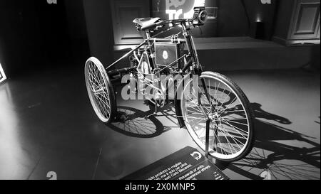 Turin, Italien - 20. Juni 2021: Ein Beispiel für eines der ersten dreirädrigen Motorräder im Automobilmuseum Turin Stockfoto