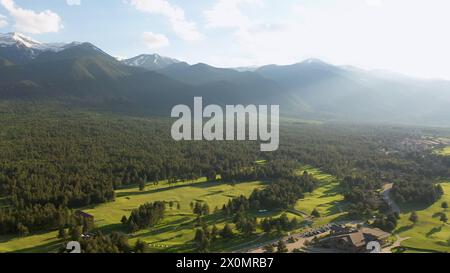 Fantastischer Blick aus der Vogelperspektive auf den Pirin Berg in der Nähe der Stadt Razlog, Bulgarien im Sommer. Stockfoto