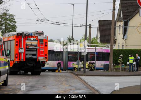 Mann bei Unfall mit Linienbus lebensgefährlich verletzt am Freitagmorgen 12.04.2024 kam es zu einem tragischen Unfall in Solingen-Höhscheid. Ein 52 jähriger Solinger beabsichtigte die Fahrbahn an der Buswendeschleife Höhscheid-Brockenberg zu fußläufig überqueren und wurde dabei vom anfahrenden Linienbus erfasst. Bei dem Unfall wurde der Fußgänger unter dem tonnenschweren Bus eingeklemmt und dabei lebensbedrohlich verletzt. Während der technischen Rettung, welche nach Angaben von Einsatzleiter Sebastian Wagner mehr als 30 Minuten dauerte, wurde auch ein Feuerwehrkran in Stellung gebracht, der B Stockfoto