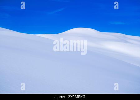 Schneebedeckte Hänge der alpinen Dolomitenlandschaft rund um den Giau Pass im Winter. Stockfoto
