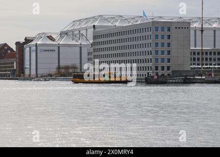 Bootsbus im Kopenhagener Hafen mit Maersk Büros Kopenhagen Dänemark April 2024 Stockfoto