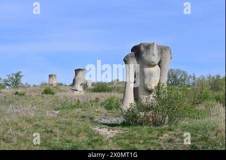 St. Margarethen, Burgenland, Österreich. Skulpturen römischer Steinbruch St. Margarethen. Auguste Cardenas 1961, die Skulpturenlandschaft in St. Margarethen Stockfoto