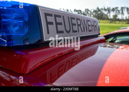 Flugplatz Ansbach Petersdorf, Deutschland. April 2024. „Feuerwehr“ kann auf dem Dach eines Einsatzfahrzeugs gelesen werden. Der Schriftzug spiegelt sich im Schatten auf dem Dach des Fahrzeugs wider. Quelle: Pia Bayer/dpa/Alamy Live News Stockfoto