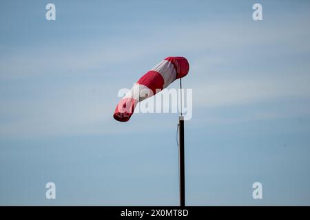 Flugplatz Ansbach Petersdorf, Deutschland. April 2024. Eine Windfahne weht in die Luft. Sie wird in Nordbayern veränderlicher. Quelle: Pia Bayer/dpa/Alamy Live News Stockfoto