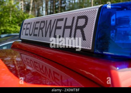 Flugplatz Ansbach Petersdorf, Deutschland. April 2024. „Feuerwehr“ kann auf dem Dach eines Einsatzfahrzeugs gelesen werden. Der Schriftzug spiegelt sich im Schatten auf dem Dach des Fahrzeugs wider. Quelle: Pia Bayer/dpa/Alamy Live News Stockfoto