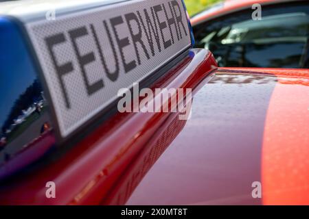 Flugplatz Ansbach Petersdorf, Deutschland. April 2024. „Feuerwehr“ kann auf dem Dach eines Einsatzfahrzeugs gelesen werden. Flugzeuge werden im blauen Licht reflektiert. Quelle: Pia Bayer/dpa/Alamy Live News Stockfoto