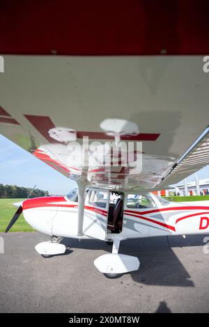 Flugplatz Ansbach Petersdorf, Deutschland. April 2024. Ein motorisiertes Flugzeug der Cessna 172 steht auf einem Flugplatz. Quelle: Pia Bayer/dpa/Alamy Live News Stockfoto