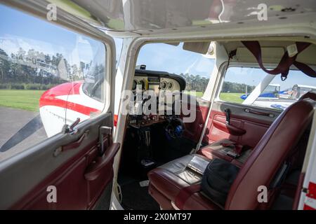 Flugplatz Ansbach Petersdorf, Deutschland. April 2024. Blick in das Cockpit eines Cessna 172 motorisierten Flugzeugs. Quelle: Pia Bayer/dpa/Alamy Live News Stockfoto