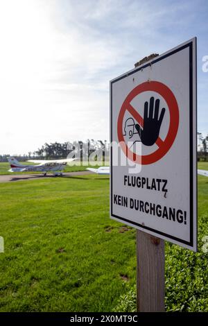 Flugplatz Ansbach Petersdorf, Deutschland. April 2024. Mehrere Flugzeuge parken hinter einem Schild mit der Aufschrift „Airfield, no Passage!“. Quelle: Pia Bayer/dpa/Alamy Live News Stockfoto