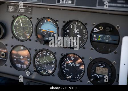 Flugplatz Ansbach Petersdorf, Deutschland. April 2024. Die Messgeräte im Cockpit eines motorisierten Robin DR400-Flugzeugs. Quelle: Pia Bayer/dpa/Alamy Live News Stockfoto