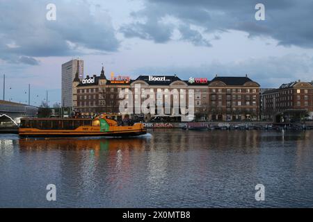 Gelber Bootsbus in der Abenddämmerung im Kopenhagener Hafen Dänemark April 2024 Stockfoto