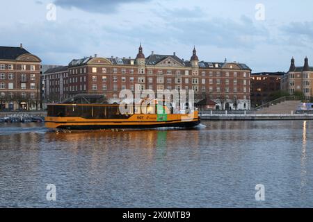 Gelber Bootsbus in der Abenddämmerung im Kopenhagener Hafen Dänemark April 2024 Stockfoto