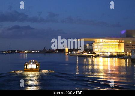 Bootsbus und Königliche Dänische Oper bei Nacht Dänemark Kopenhagen Dänemark April 2024 Stockfoto