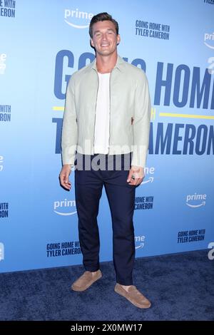 LOS ANGELES - 10. APR: Tyler Cameron bei der Going Home with Tyler Cameron Kickoff Party im 1 Hotel am 10. April 2024 in West Hollywood, CA Stockfoto