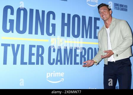 April 10, 2024, West Hollywood, CA, USA: LOS ANGELES - APR 10: Tyler Cameron bei der Going Home with Tyler Cameron Kickoff Party im 1 Hotel am 10. April 2024 in West Hollywood, CA (Credit Image: © Kay Blake/ZUMA Press Wire) NUR ZUR REDAKTIONELLEN VERWENDUNG! Nicht für kommerzielle ZWECKE! Stockfoto