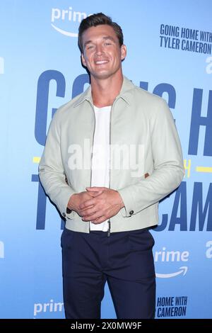 April 10, 2024, West Hollywood, CA, USA: LOS ANGELES - APR 10: Tyler Cameron bei der Going Home with Tyler Cameron Kickoff Party im 1 Hotel am 10. April 2024 in West Hollywood, CA (Credit Image: © Kay Blake/ZUMA Press Wire) NUR ZUR REDAKTIONELLEN VERWENDUNG! Nicht für kommerzielle ZWECKE! Stockfoto