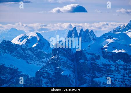 Die schneebedeckten Gipfel der Geißler-Gruppe, im Winter von alpiner Dolomitenlandschaft umgeben, vom Mt. Lagazuoi. Stockfoto