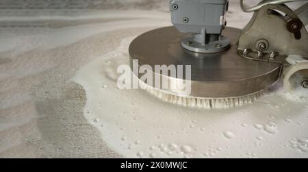 Nahaufnahme einer professionellen Maschine zum Waschen und Reinigen von Teppichen Stockfoto