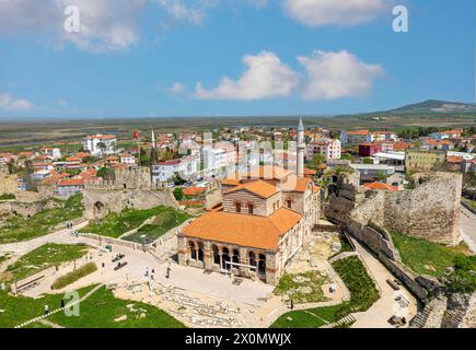 Blick auf die Hagia Sophia Moschee, die antike Moschee Enez (Ainos) Fatih Moschee, erbaut im 12. Jahrhundert und 1455 in eine Moschee umgewandelt, und Enez (Ainos) Stockfoto