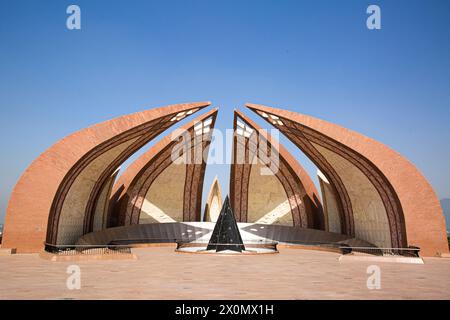 Das Pakistan Monument in Islamabad, Pakistan. Nationaldenkmal, das wie Blütenblätter geformt ist. Nationalmuseum. Stockfoto