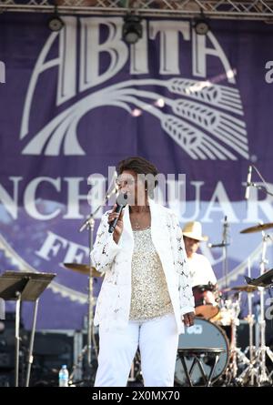 New Orleans, USA. April 2024. Irma Thomas tritt am Freitag, den 12. April 2024, während des French Quarter Festivals auf der Abita Stage in New Orleans, Louisiana, auf. (Foto: Peter G. Forest/SipaUSA) Credit: SIPA USA/Alamy Live News Stockfoto