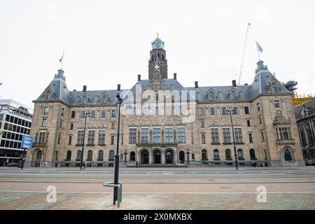 Weitwinkelblick auf das Rathaus am Coolsingel in Rotterdam, Niederlande. Stockfoto