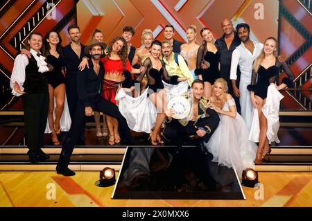 Gabriel Kelly, Malika Dzumaev, Vadim Garbuzov, Massimo Sinato, Ann-Kathrin Bendixen, Jana Wosnitza, Valentin Lusin, Sophia Thiel, Anastasia Stan, Tony Bauer, Alexandru Ionel, Lulu Lewe, Mark Keller, Ekaterina Leonova, Kathrin Menzinger, Detlef D Soost, Biyon Kattilathu und Marta Arndt in der sechsten Live-Show der 17. Staffel der RTL-Tanzshow Let s Dance im MMC Coloneum. Köln, 12.04.2024 *** Gabriel Kelly, Malika Dzumaev, Vadim Garbuzov, Massimo Sinato, Ann Kathrin Bendixen, Jana Wosnitza, Valentin Lusin, Sophia Thiel, Anastasia Stan, Tony Bauer, Alexandru Ionel, Lulu Lewe, Mark Keller, Ekater Stockfoto