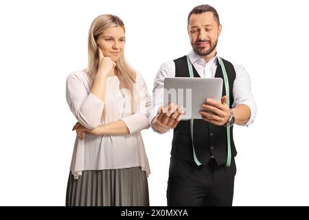 Schneide mit einem Tablet, das Designs für eine junge Frau auf weißem Hintergrund zeigt Stockfoto